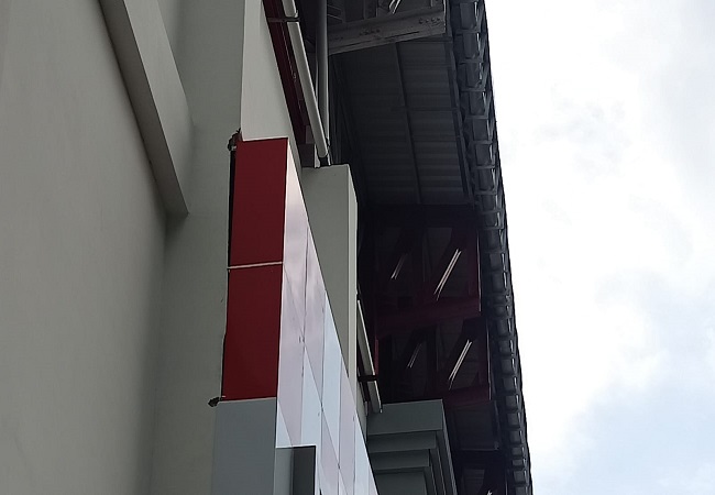 Sejumlah retakan muncul di beberapa bagian bangunan tribun stadion I Gusti Ketut Jelantik yang baru diresmikan.  (ist)