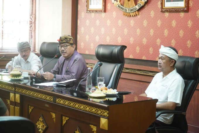 SAMBUT TIONGKOK: Wakil Gubernur Bali, Tjokorda Oka Artha Ardhana(Cok Ace) memimpin rapat bersama pemangku kepentingan untuk menata pariwisata Bali, di Kantor Gubernur Bali,  kemarin (20/2/2023)