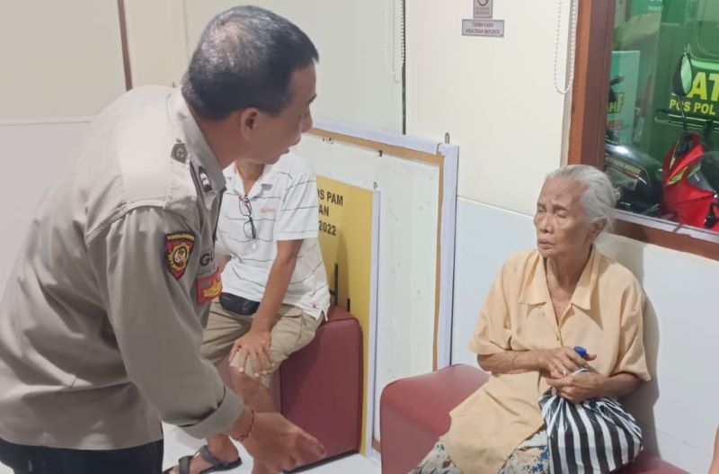 DIPERTEMUKAN KELUARGA LAGI : Dadong Ni Wayan Damuh dipertemukan kembali dengan keluarganya. (foto:istimewa)