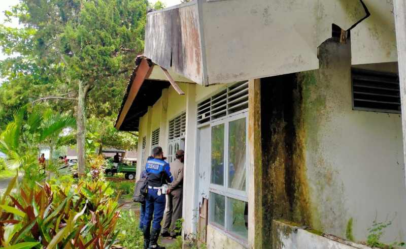 SUDAH PULUHAN TAHUN RUSAK: Bangunan gedung UPTD Loka Latihan Kerja (LLK) Desa Meliling, Kerambitan Tabanan yang rusak.(juliadi/radar bali)