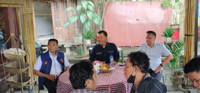 Kepala Bidang Hungan Masyatakat (Kabid Humas Polda Bali Kombespol Stefanus Sata Bayu Setianto didampingi Kasubdit III Ditreskrimum AKBP Endang Tri Purwanto, dan Kasubdit V (Siber) Ditreskrimsus AKBP Nanang Prihasmoko, dalam rangka ngopi santai di Kubu Kop