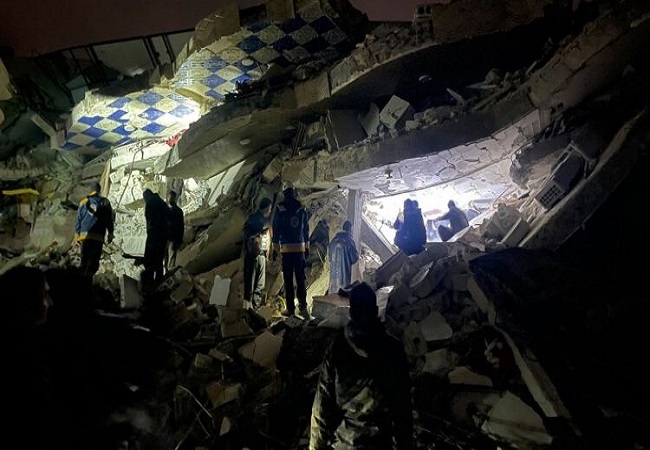 Warga dan tim SAR di wilayah utara Suriah mencari korban bangunan yang runtuh akibat gempa yang berpusat di Nurdagi, Turki. (Aaref Watad/AFP/Getty Images)