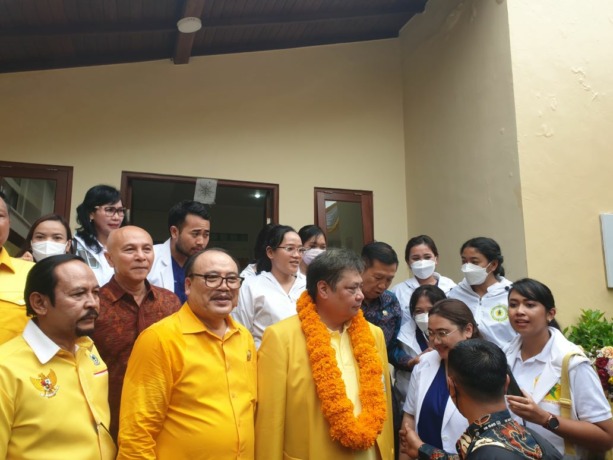 PULANG KAWITAN: Mantan Kapolda Bali, mantan Gubernur Bali yang kini anggota DPD RI Made Mangku Pastika terlihat hadir di acara peresmian Yellow Clinic di kantor DPD Golkar Bali jalan Surapati Denpasar (3/2/2023).