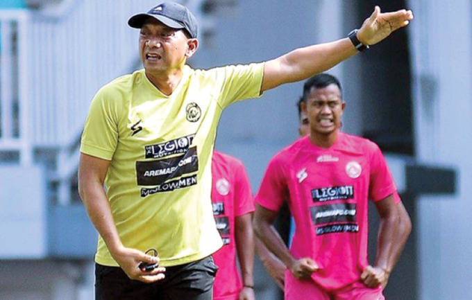 SIAP TANTANGAN BARU : I Putu Gede kini menangani Arema yang sedang terpuruk. (foto:istimewa)