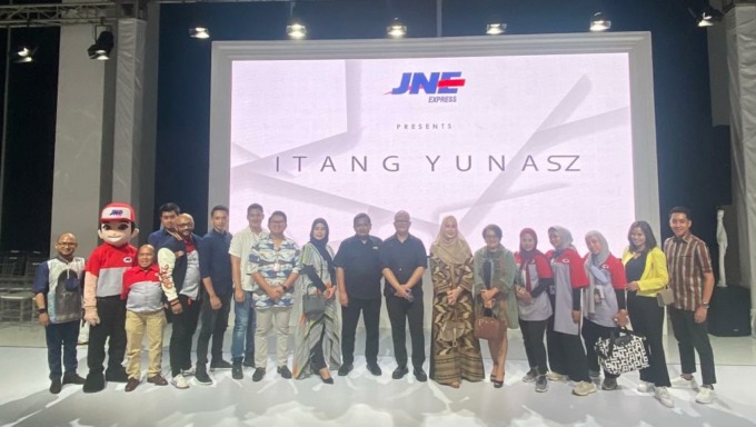 SINERGI: Kolaborasi JNE dan Itang Yunas dalam pengiriman koleksi pakaian.