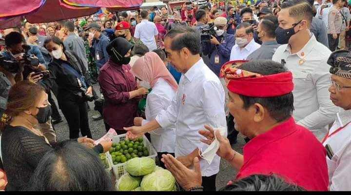 TAK MENYANGKA: Pedagang sayur di Pasar Baturiti, Tabanan Ni Wayan Asih yang bertemu Presiden Jokowi.
