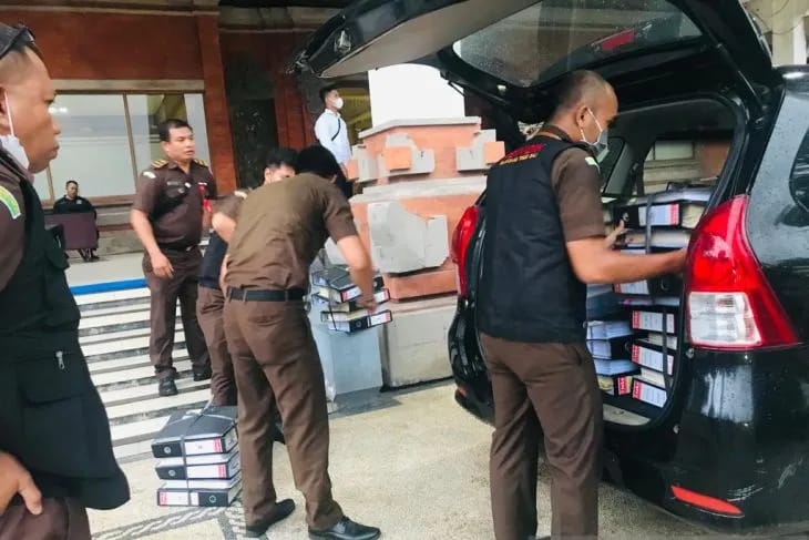 SITA DOKUMEN: Tim Penyidik Kejaksan Tinggi Bali membawa dokumen bukti-bukti perkara dugaan korupsi dana SPI Unud beberapa hari lalu.