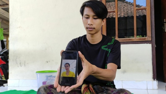 MENANTI: Foto alm Ni Wayan Supini ditunjukkan oleh keluarganya dalam layar ponsel.