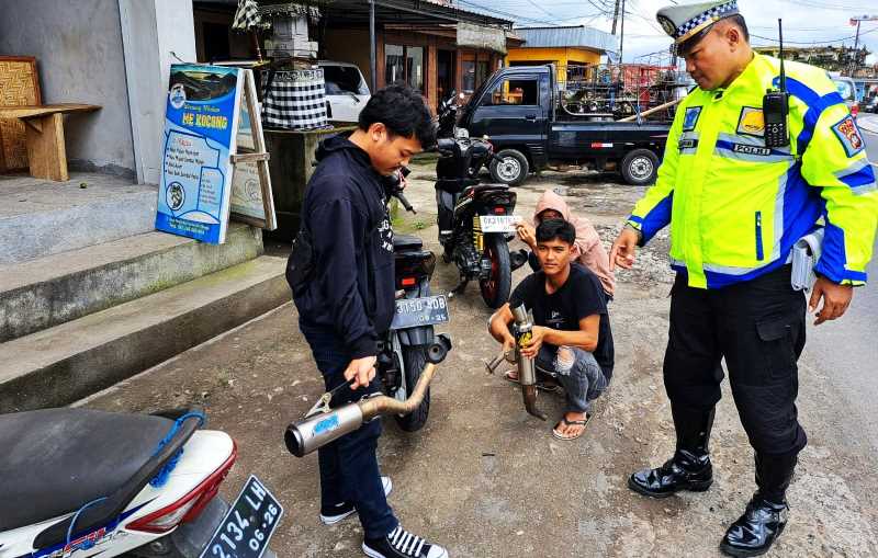TERCIDUK DI JALAN : Petugas menindak pelaku pelanggaran knalpot brong di Bangli. (foto:istimewa)