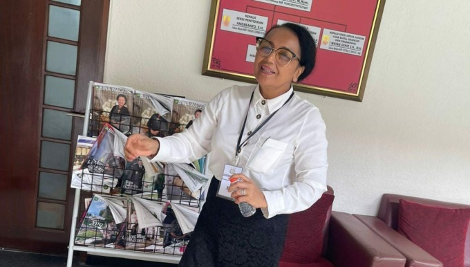 MENGHINDAR: Mantan Rektor Unud Prof. Raka Sudewi, saat diperiksa di Kejati Bali Selasa 28 Februari 2023