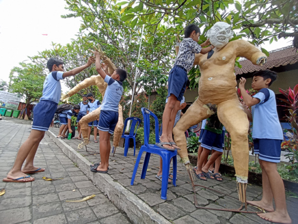 KREASI: Ogoh-ogoh kreasi anak sekolah dasar PGRI Kota Denpasar. FOTO: ADRIAN SUWANTO/RADAR BALI