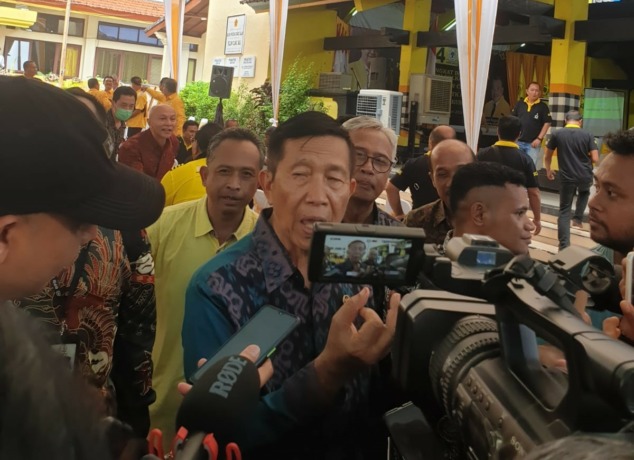 POLEMIK BANDARA: Anggota DPD RI yang juga mantan Gubernur Bali Made Mangku Pastika saat diwawancara awak media usai peresmian Yellow Clinik di kantor Golkar Bali Jumat (3/2/2023). Foto: Ni Kadek Novi Febriani/Radar Bali