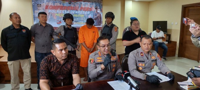 TERUNGKAP: Kapolresta Denpasar, Kombespol Bambang Yugo Pamungkas (tengah) saat konferensi pers kasus Bos Uncle Benz Cafe bernama I Gede Wijaya, dalam kasus pembunuhan WNA Australia, di Mapolsek Kuta Selatan, Jumat (24/2). Foto: Andre Sulla/Radar Bali