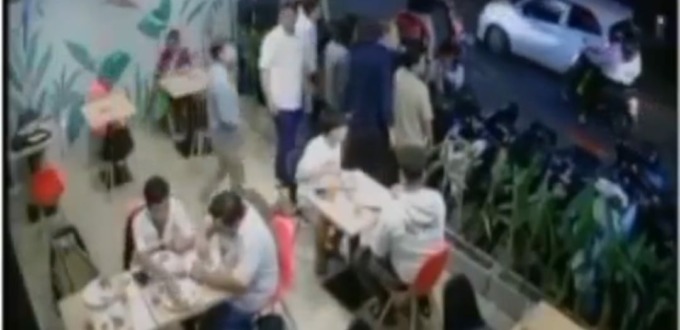 MAIN PUKUL: Seorang yang tak dikenal memukul pemuda yang akan parkir depan Gogo Fried Chicken, Jalan Hayam Wuruk, Denpasar Timur, pada Jumat (24/2)