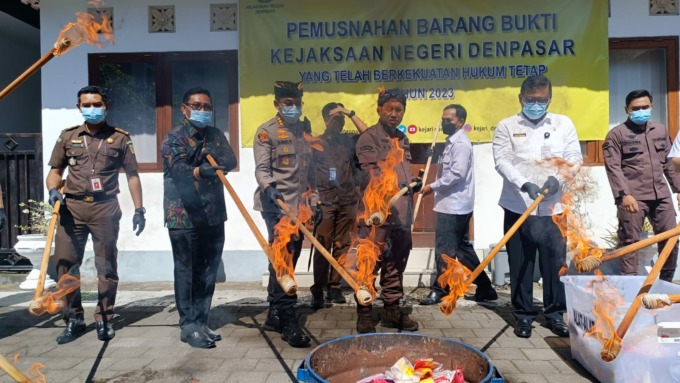 BARANG ILEGAL: Kejaksaan dan pihak aparat terkait saat melakukan pemusnahan barang bukti narkotika dan senjata api.