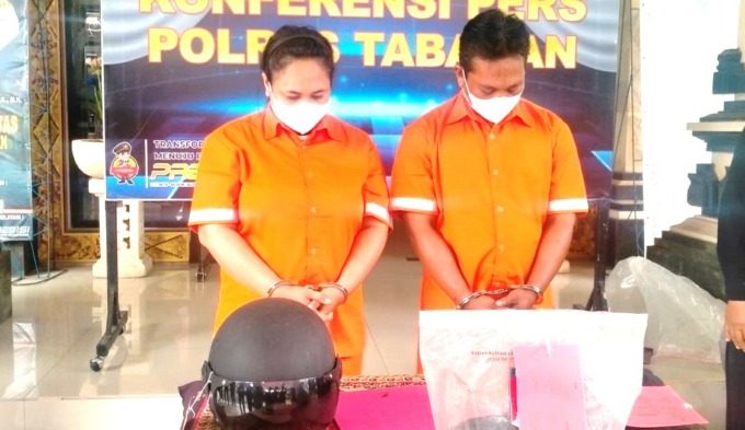 SUDAH KONGKALIKONG : Akhirnya Ni Kadek Dwi Widyantari dan I Made Ariana mengarang cerita. (juliadi/radar bali)