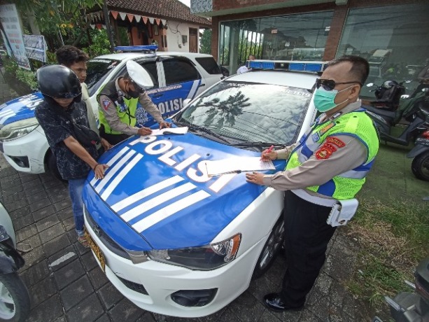 CEGAH MALING MERAJALELA: Pemeriksaan kendaraan semacam ini sangat penting diperketat di pintu keluar-masuk Pulau Bali. (foto:adrian suwanto/radar bali)