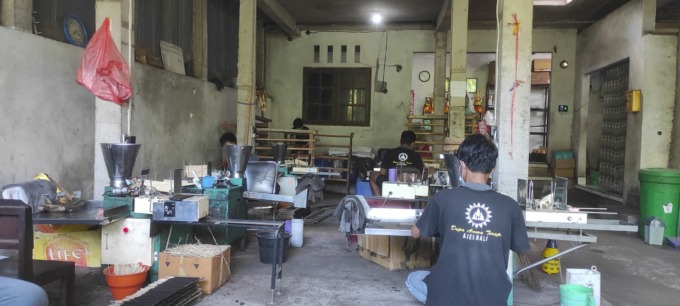 MENGGELIAT: Usaha dupa Ajeg Bali di Desa Sambangan, Kecamatan Sukasada, telah menerapkan keuangan digital dalam proses transaksi dan pembukuan.