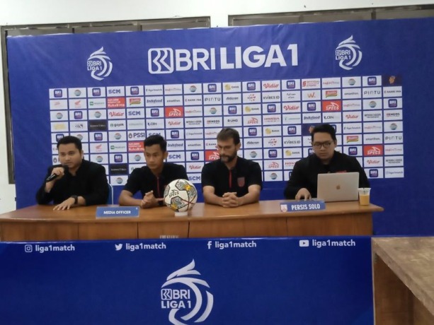BAKAL SERU: Pelatih Persis Solo Leonardo Medina(dua dari kanan) saat sesi konferensi pers jelang pertandingan lawan Bali United