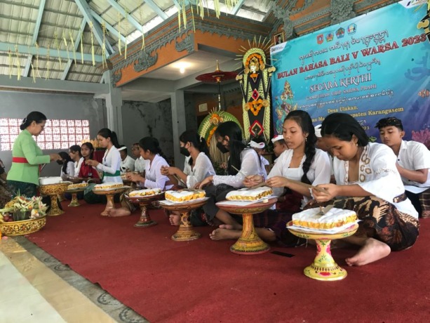 PERTAMINA PEDULI: Para peserta lomba sedang bersiap untuk mengikuti lomba Bulan Bahasa Bali ke 5 yang digelar di Wantilan Pura Puseh Ulakan Desa Ulakan, Manggis. Selasa (14/2). (Foto: Zulfika Rahman/Radar Bali)