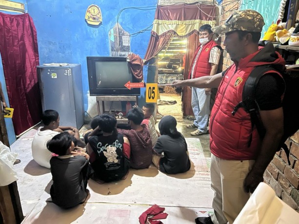 DIREKA ULANG KEJADIANNYA : Kejadian aksi cabul terhadap anak-anak direkonstruksi. (foto: jambi ekspres/jawapos.group)