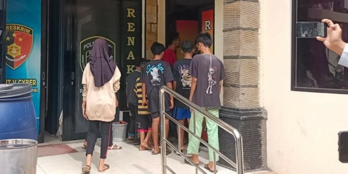 BOCAH  KORBAN IBU MUDA : Anak-anak yang menjadi korban NT melapor dan diperiksa di Mapolda Jambi. (foto:jambi ekspres/jawapos group)