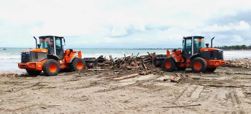KERJA KERAS : DLHK Badung langsung melakukan penanganan sampah di Pantai Kuta yang menumpuk. (foto:DLHK Badung)
