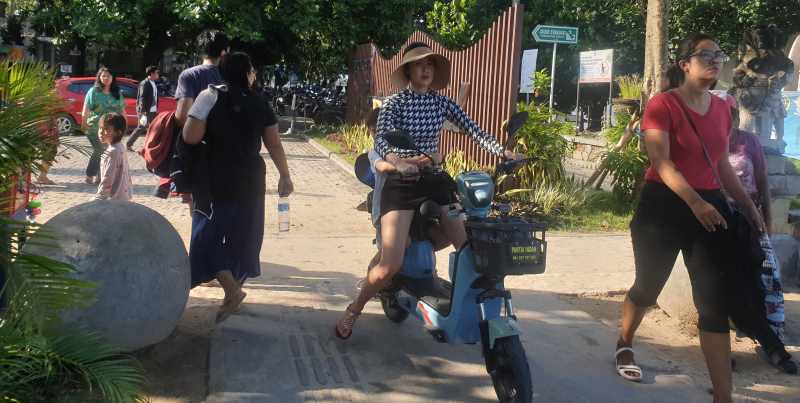 RILEKS SEJENAK: Sejak dua bulan terakhir ini warga dan pelancong bisa menikmati weekend dengan bersepeda listrik di Pantai Sanur. (ni kadek novi febriani/radar bali)