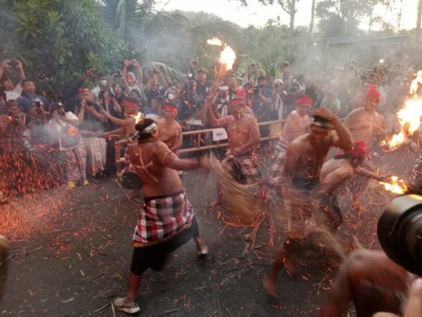 RUTUAL KHUSUS: Para krama desa adat Duda, Kecamatan Selat saat menggelar tradisi siat api dalam rangkaian Usaba Dalam yang digelar pada Minggu (19/2)