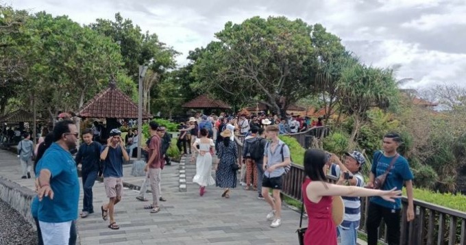 SEMAKIN RAMAI : Suasana DTW Tanah Lot, Desa Beraban, Kediri Tabanan yang masih ramai dikunjungi wisatawan. (foto juliadi/radar bali)