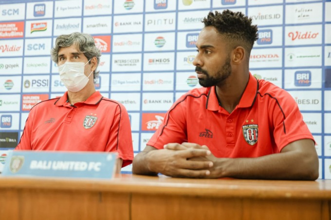TARGET MENANG: Pelatih Bali United Stefano Cugurra (kiri) dalam konferensi pers sebelum pertandingan melawan Barito Putra.