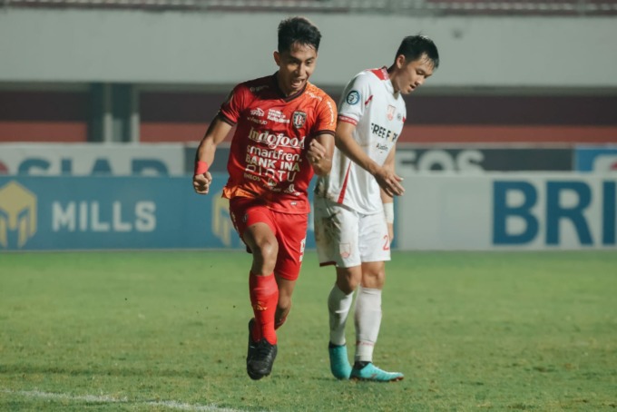 LANGSUNG KLIK: Pemain muda Bali United Made Tito Wiratama (kostum merah) berselebrasi setelah melesakkan gol perdana saat meladeni Persis Solo.