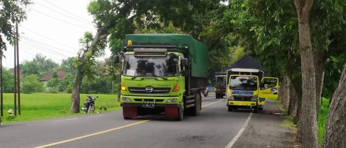 KELUAR KANDANG: Truk besar memadati Jalan Denpasar - Gilimanuk setelah sebelumnya dibatasi karena ada kunjungan Presiden Joko Widodo. FOTO M. BASIR/RADAR BALI