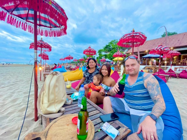 SAAT CERIA: Troy Johnston Mccallum Scott, 49, foto bersama Istri Ni Nyoman Purnianti, 30, dan anaknya.