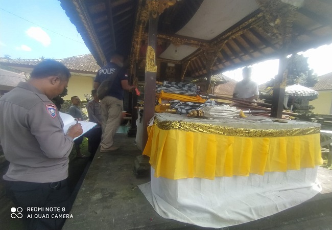 Aparat kepolisian sektor Rendang saat melakukan olah TKP di Pura Prajapati Desa Rendang, tempat kotak sesari hilang dicuri pada Rabu (15/3) kemarin. (ist)