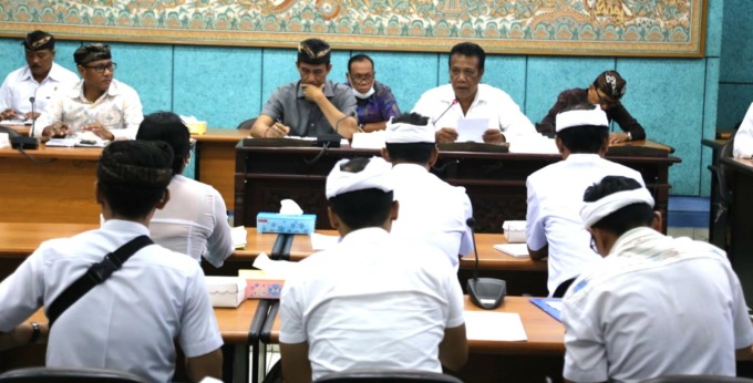 BAHAS KERUSAKAN GEDUNG SEKOLAH : Rapat koordinasi Komisi I dan Komisi III DPRD Klungkung bersama sejumlah Organisasi Perangkat Daerah (OPD) dan instansi terkait di Kantor DPRD Klungkung. (foto: humas pemkab klungkung)
