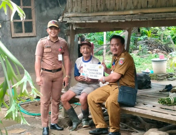 Penyaluran BLT dana desa di Desa Patas. (Eka Prasetya)