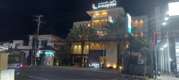 BERMASALAH: Kantor Pusat  BPR Lestari di jalan Teuku Umar Denpasar. Foto: Andre Sulla