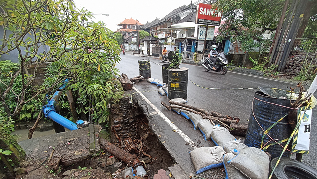 RUSAK DAN TAK KUNJUNG DIPERBAIKI: Kondisi bahu jalan kawasan Jalan Gunung Agung  Denpasar ini jebol tergerus air. [adrian/radar bali]