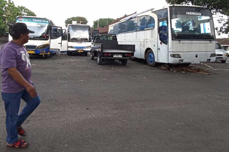 MANFAATKAN LAHAN SEPI : Sejumlah bus diparkir lama di kawasan Terminal Ubung. (FOTO:ADRIAN SUWANTO/RADAR BALI)