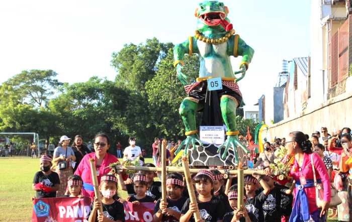 MENGENALKAN ADAT DAN BUDAYA DI USIA DINI: Bocah-bocah TK, PAUD, Denpasar Barat menggelar parade ogoh-ogoh duluan di Lapangan Astagina Padangsambian Kelod . (Foto: Adrian Suwanto/Radar Bali)