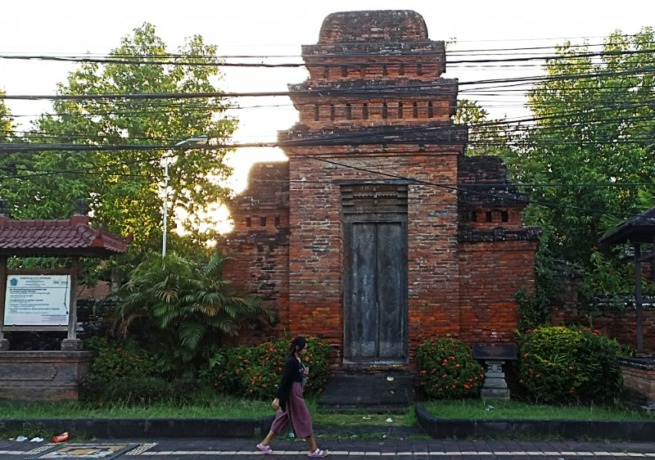 KABEL MERUSAK PEMANDANGAN : Kondisi Pura Maospahit di Jalan Sutomo, Denpasar, yang penampakannya terhalang kabel. (ADRIAN SUWANTO/RADAR BALI)