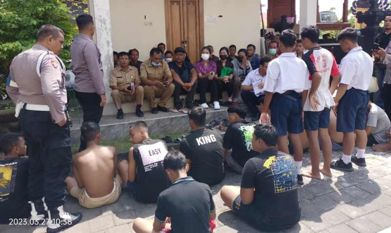 DIGARUK BERAMAI-RAMAI : Belasan remaja digaruk setelah hendak berantem di kawasan Jalan Gunung Talang, Denpasar. (FOTO ADRIAN SUWANTO/ RADAR BALI)