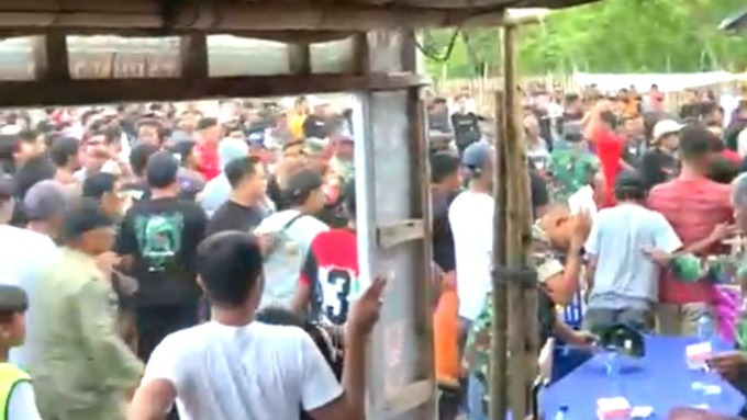 SEPAK BOLA BERAKHIR RIBUT : Pertandingan sepak bola tarkam kesebelasan Desa Pengambengan dan Kelurahan Loloan Timur, berakhir berakhir adu.(foto:istimewa)