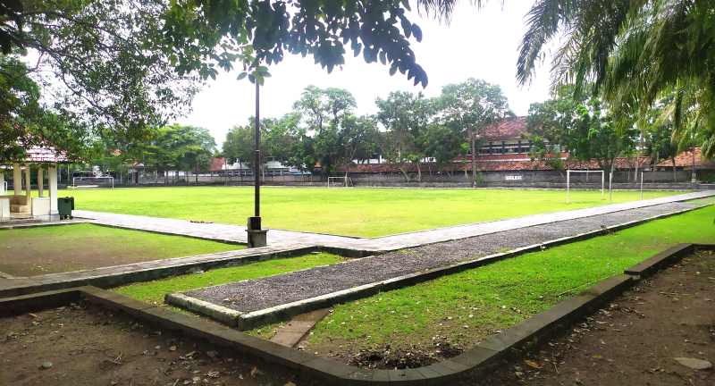 PILIHAN SULIT : Lapangan Umm Dauhwaru bakal dijadikan pasar sementara. (foto:dok.radar bali)