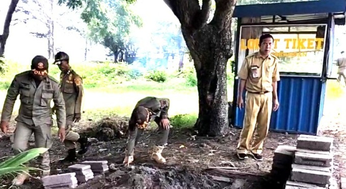 DITERTIBKAN : Penertiban loket tiket pelabuhan di Kelurahan Gilimanuk(foto:satpol PP jembrana)