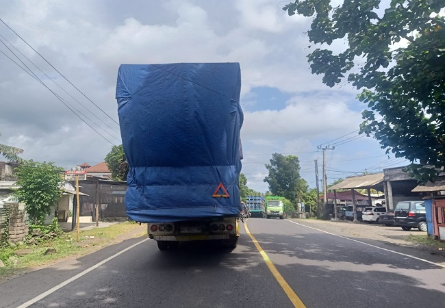 Salah satu kendaraan truk di Jalan Denpasar - Gilimanuk yang membawa muatan berlebihan. (FOTO M. BASIR/RADAR BALI)