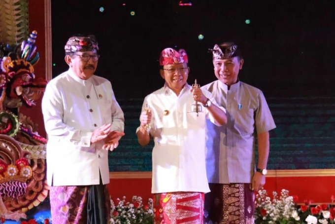 MULIAKAN BAHASA IBU: Gubernur Bali, Wayan Koster bersama Wakil Gubernur Bali, Tjokorda Oka Artha Ardhana Sukawati (Cok Ace), dan Kepala Dinas Kebudayaan Provinsi Bali, Gede Arya Sugiartha resmi menutup Bulan Bahasa Bali V Tahun 2023 yang bertema ‘Segara K