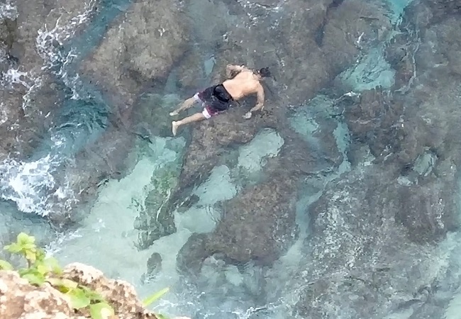 Korban tewas terapung di Broken Beach, Nusa Penida. (foto Polsek Nusa Penida)