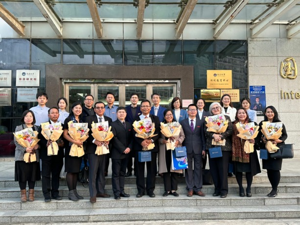KOLABORASI: Kunjungan delegasi Fakultas Pariwisata Universitas Udayana di School of Tourism Nanchang University, pada Senin (27/2/2023). (Universitas Udayana untuk Radar Bali) 